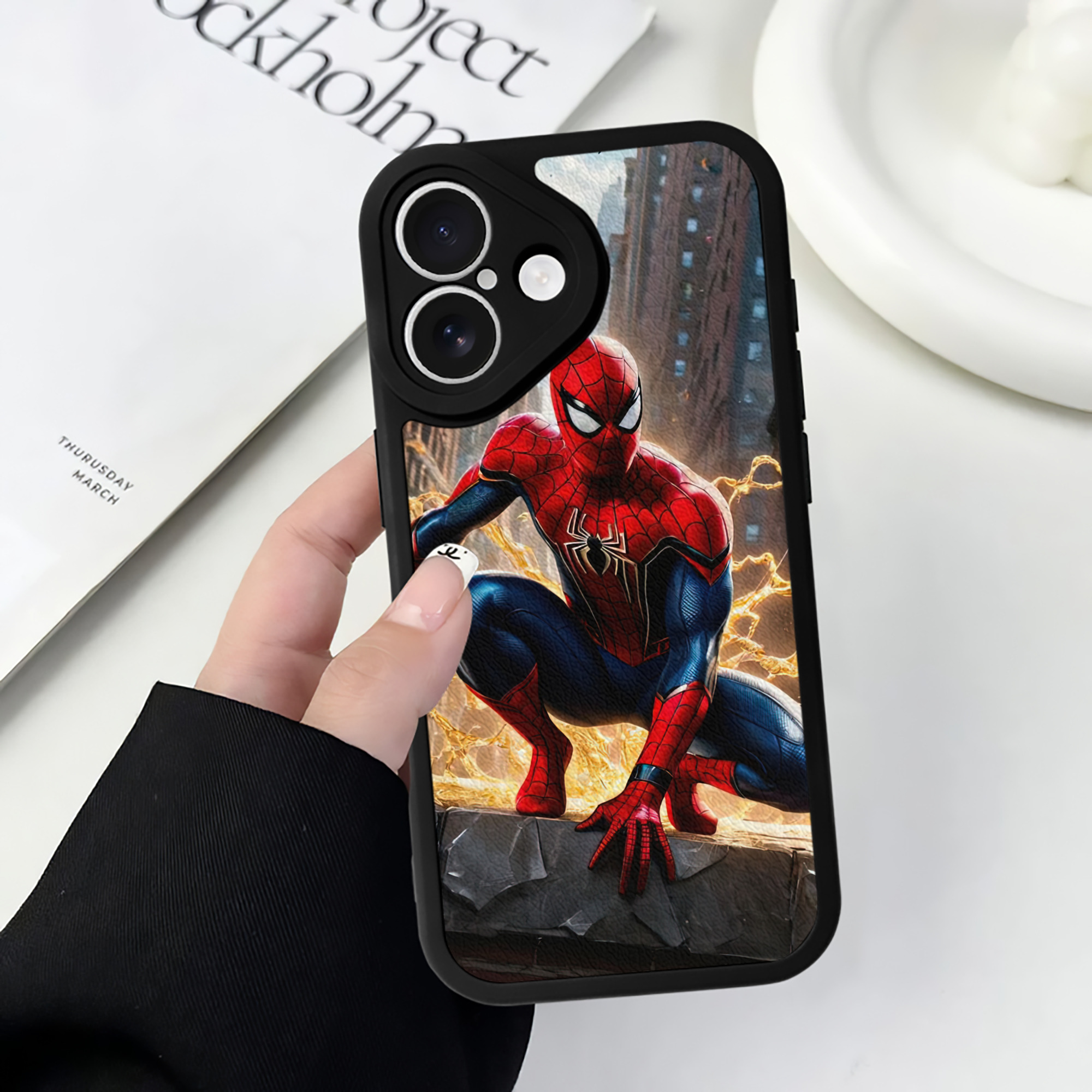 Spider Man スパイダーマン 【iPhone 16シリーズ対応】シリコンスマホケース（レザー調） 材質：シリコン